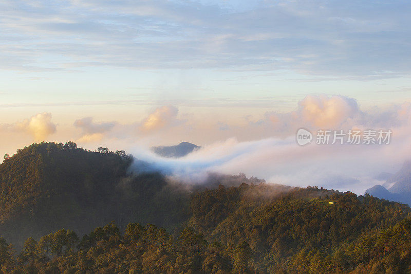 泰国清迈Doi Angkhang山的Monson观点的晨景